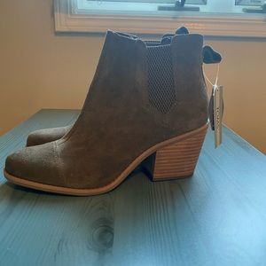 NWT! Toms Everly Chelsea Suede Ankle Boots
